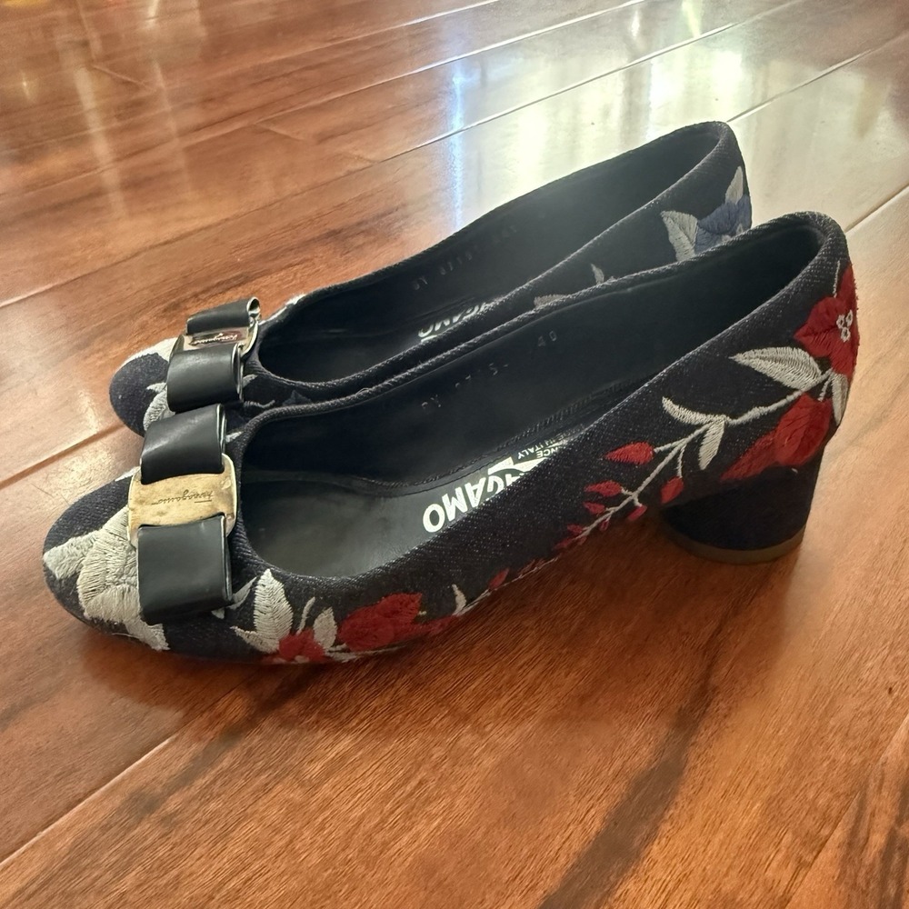 Salvatore Ferragamo Blue Denim Vara Bow Block Heel Pumps Size 4 D Italy